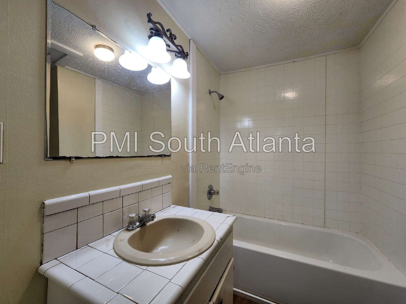 Charming 3 Bedroom Home with Huge Backyard in the Heart of Griffin! property image